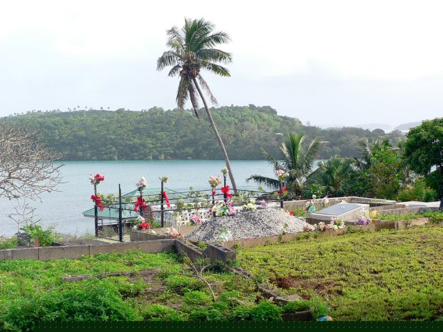 32- Tombes dominant la baie de Neiafu 